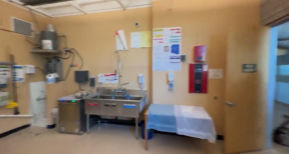 More Photos Of 8028 W Thunderbird Rd, Peoria Veterinarian Kennel For Lease