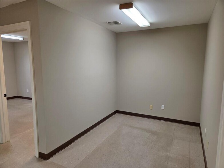 More Photos Of 1065 Muller Pky, Westwego Office For Sale