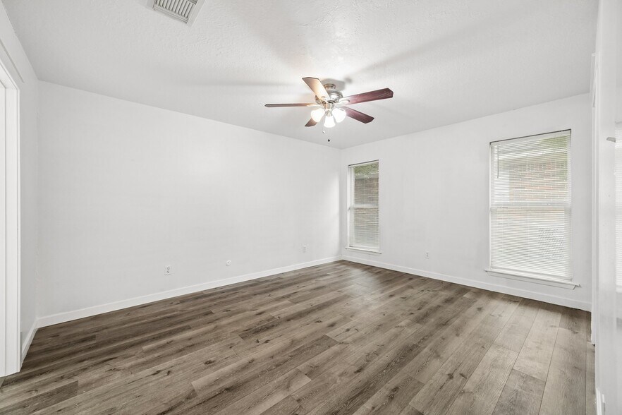 More Photos Of 10826 Lynbrook Dr, Houston Apartments For Sale