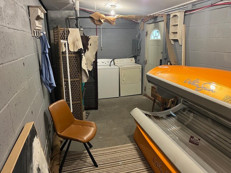 More Photos Of 208 W Main St, Mountain View General Retail For Sale