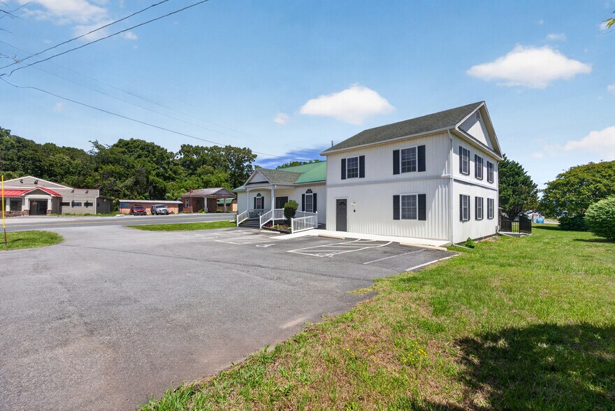 More Photos Of 168 Faulconerville Dr, Amherst Flex For Sale