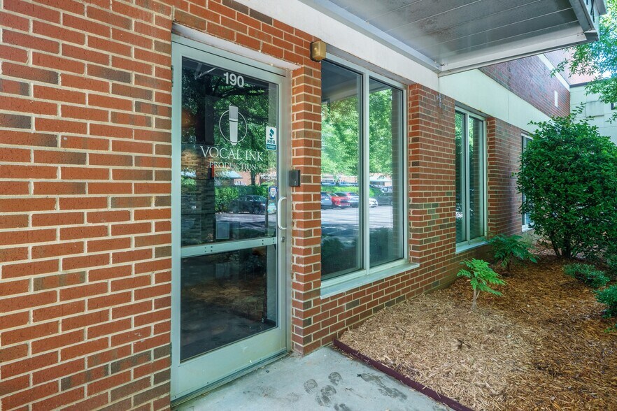 More Photos Of 3120 Latrobe Dr, Charlotte Showroom For Lease