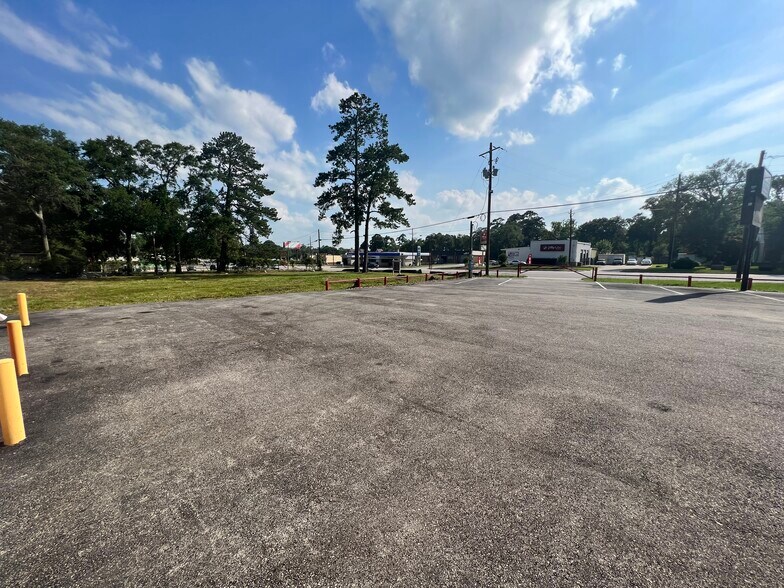 More Photos Of 1308 N Frazier St, Conroe Service For Sale
