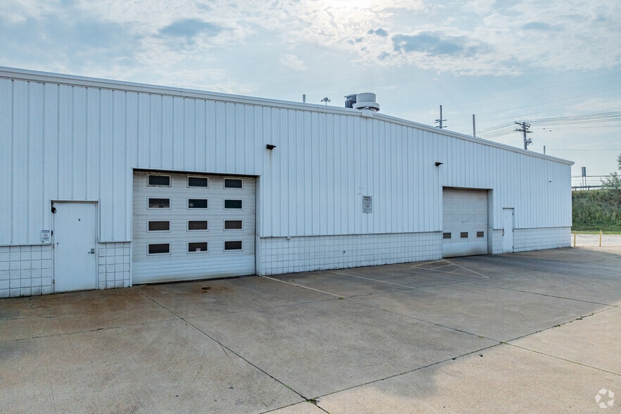 More Photos Of 940 Babbitt Rd, Euclid Auto Dealership For Lease