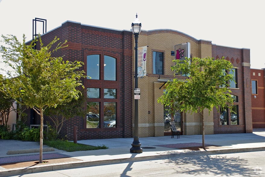 Primary Photo Of 206 N Oak St, Roanoke Restaurant For Sale
