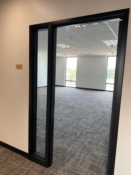 More Photos Of 504 Broadway St, Alexandria Storefront Retail Office For Lease