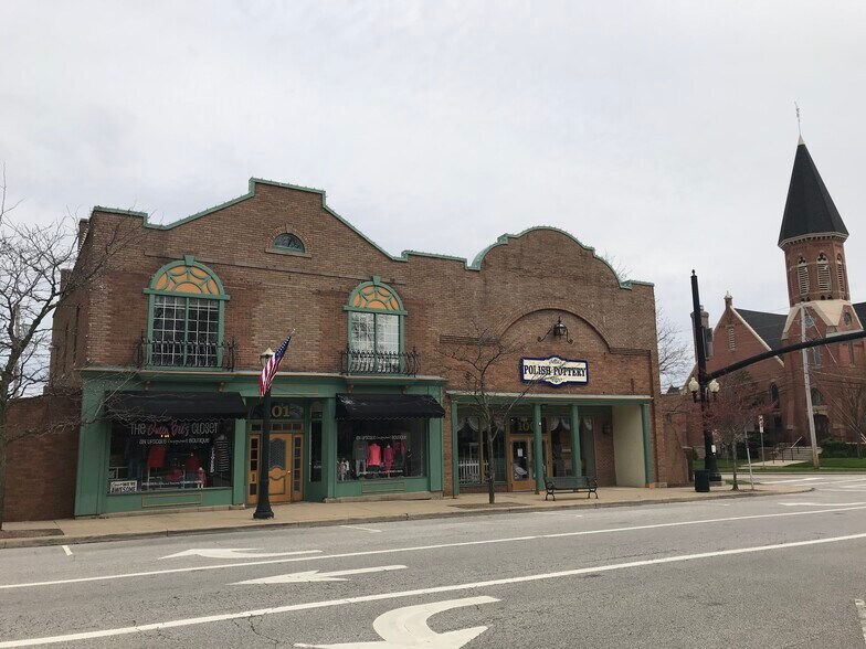 More Photos Of 101 Public Sq, Medina Storefront For Lease