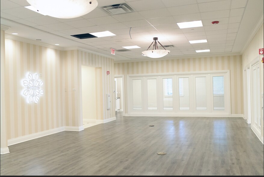 More Photos Of 1350 Lake St, Roselle Office For Lease