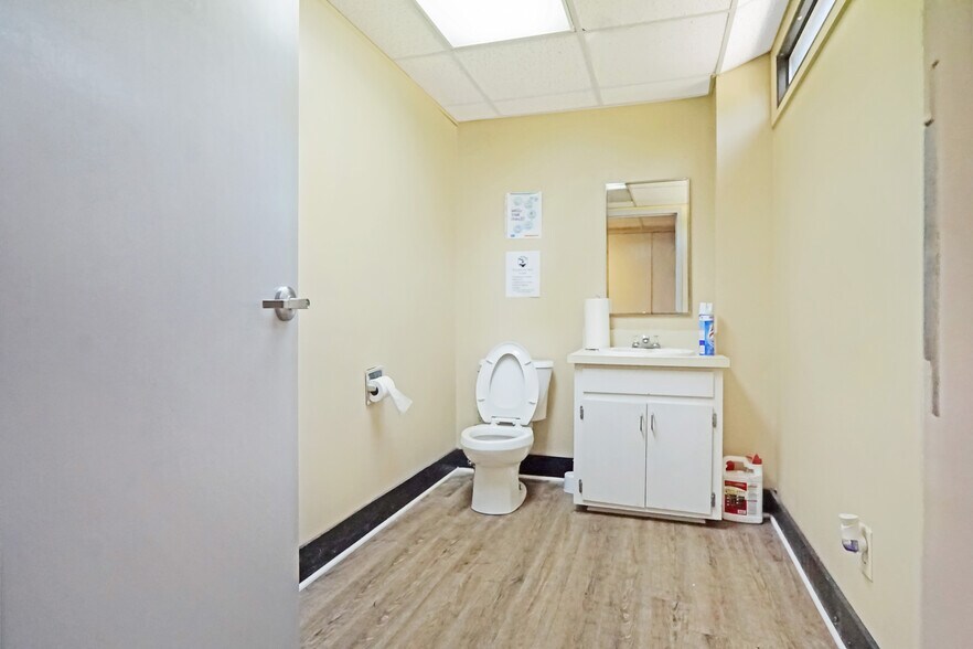 More Photos Of 1560 Commercial Ct, Jonesboro Office For Sale