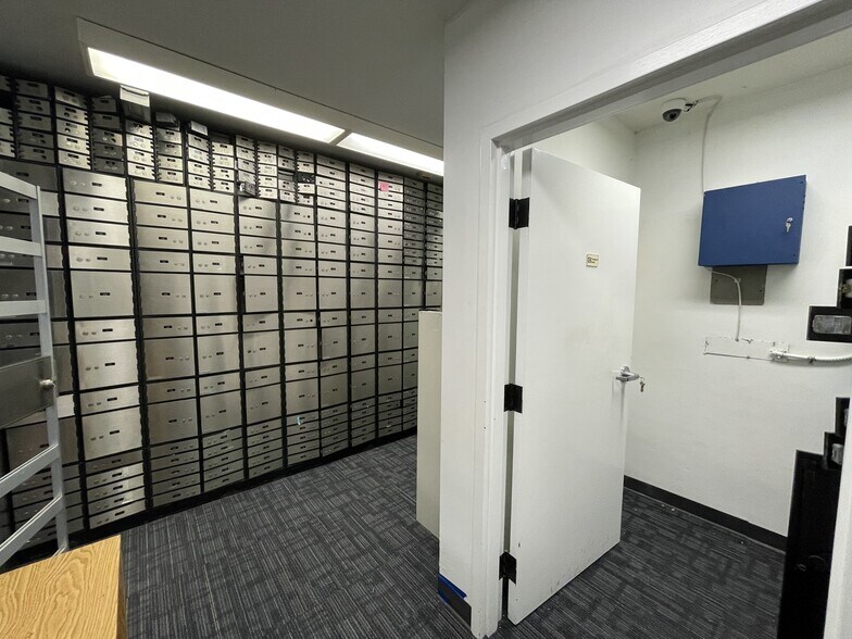 More Photos Of 6701 Davis Hwy, Pensacola Bank For Sale