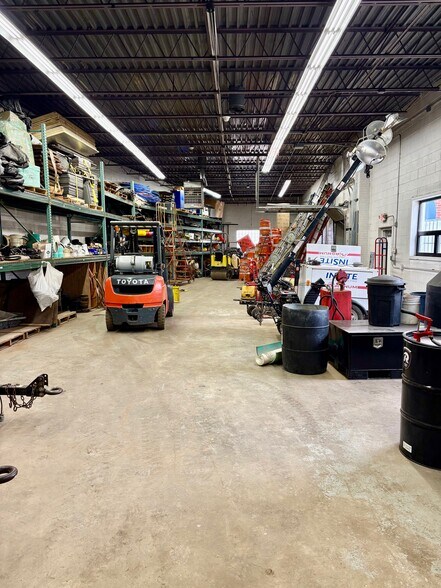 More Photos Of 160-162 Cross St, Winchester Distribution For Lease