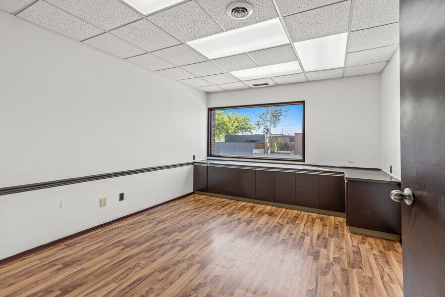 More Photos Of 454 Leon Ave, Kelowna General Retail For Lease