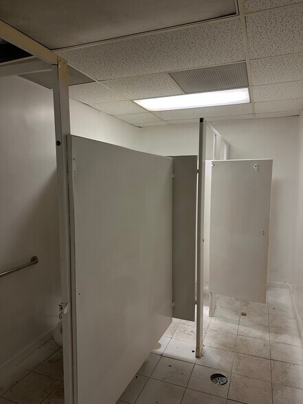 More Photos Of 398 Auburn Rd, Pontiac Warehouse For Lease