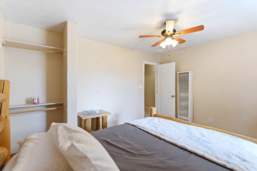 More Photos Of 615 Keleher Ave NW, Albuquerque Flex For Sale