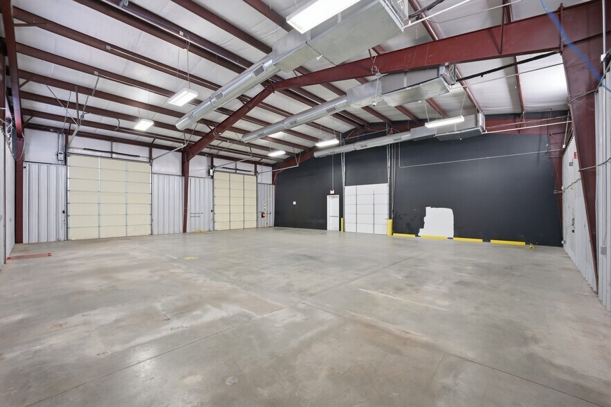 More Photos Of 416 NE 145th Pl, Edmond Warehouse For Lease