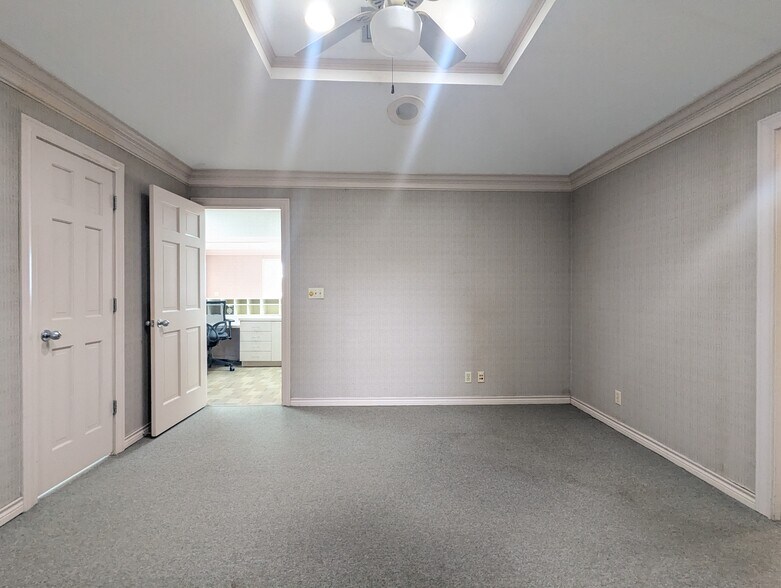 More Photos Of 3635 Eastex Fwy, Beaumont Office For Sale