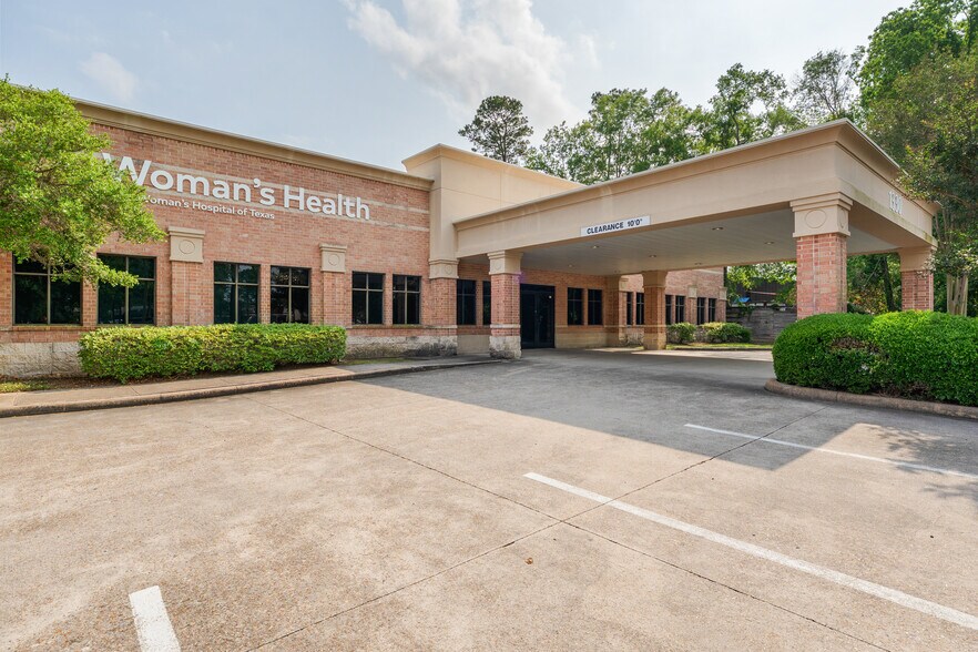 Primary Photo Of 1330 Kingwood Dr, Kingwood Medical For Lease