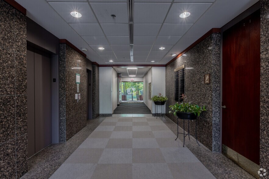 More Photos Of 808 Moorefield Park Dr, Richmond Office For Lease