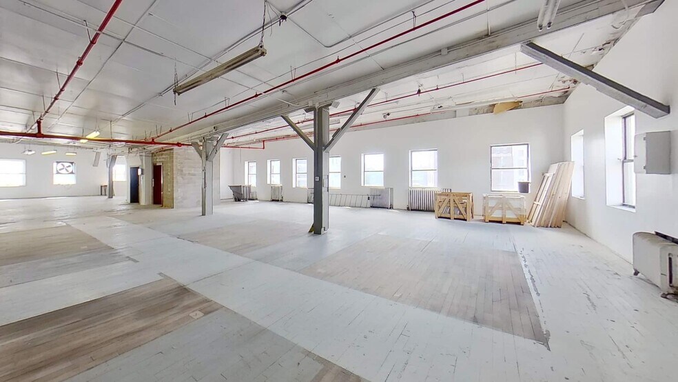 More Photos Of 270-276 Rider Ave, Bronx Showroom For Lease