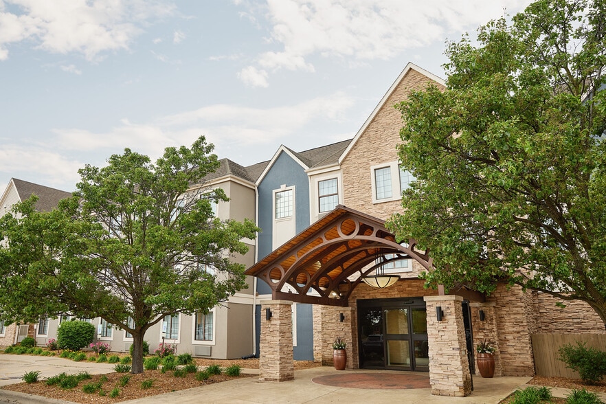 More Photos Of 300 W Romeo B Garrett Ave, Peoria Hotel For Sale