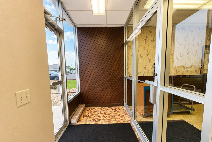 More Photos Of 350 Fern St, Big Lake Veterinarian Kennel For Sale