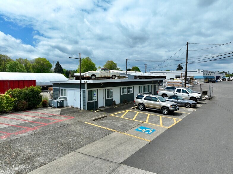 More Photos Of 3144 SE Tualatin Valley Hwy, Hillsboro Warehouse For Lease
