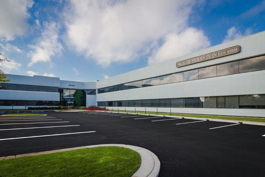 More Photos Of 31731 Northwestern Hwy, Farmington Hills Office For Lease