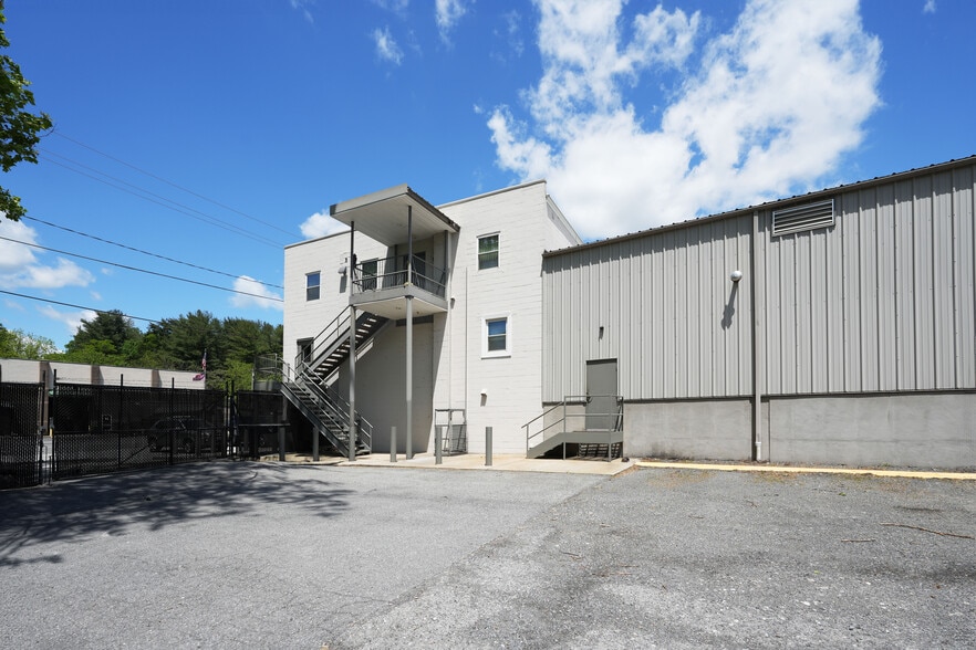 More Photos Of 7757 Woodbine Rd, Woodbine Warehouse For Lease
