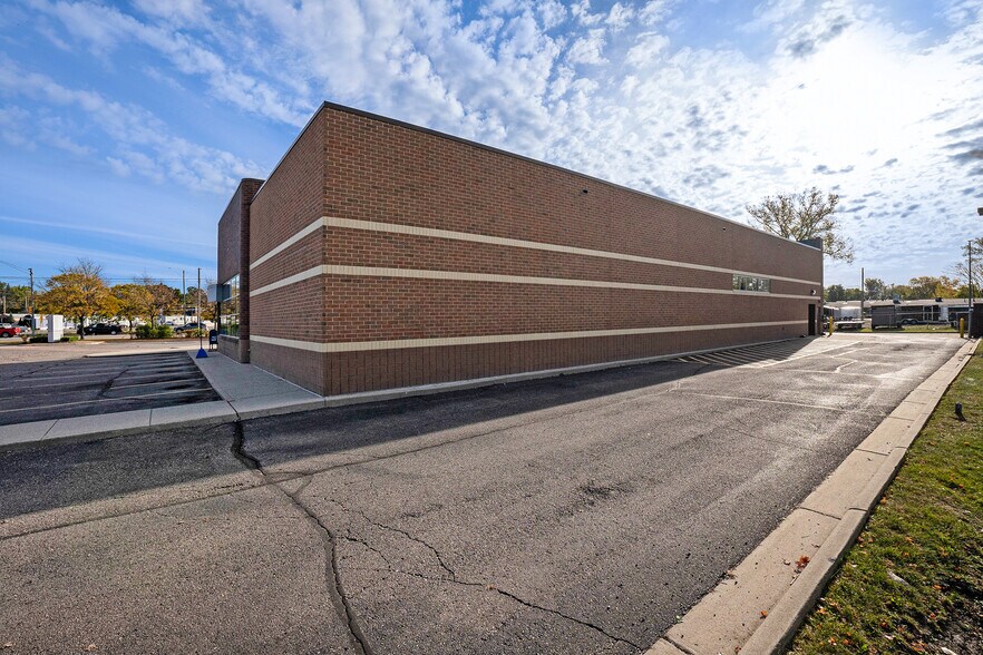 More Photos Of 3273 W Huron St, Waterford Drugstore For Lease