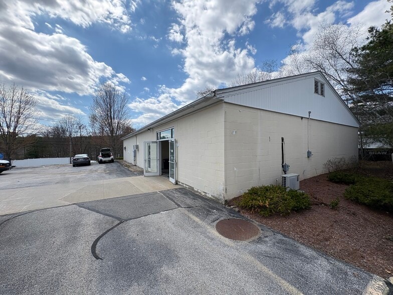 More Photos Of 45 Londonderry Tpke, Hooksett Office For Lease