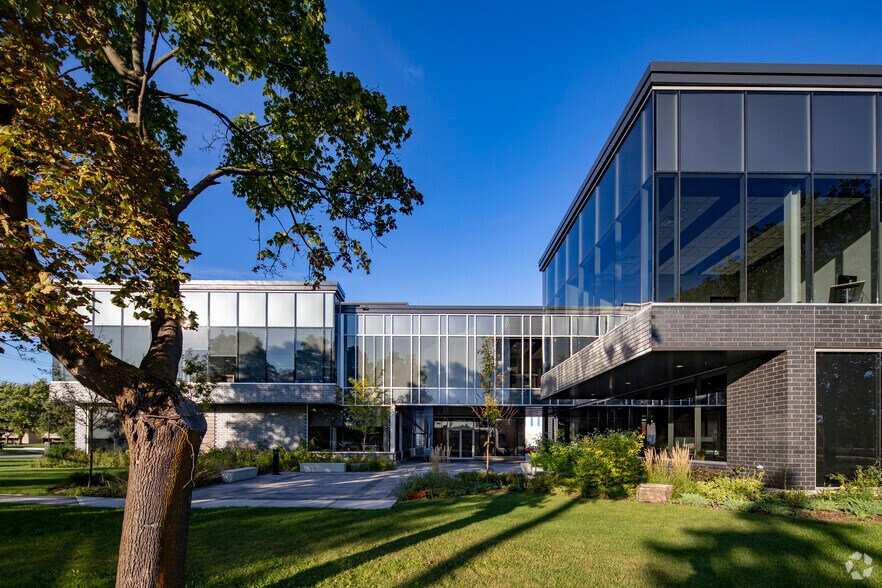 More Photos Of 418-438 Iroquois Shore Rd, Oakville Office For Lease