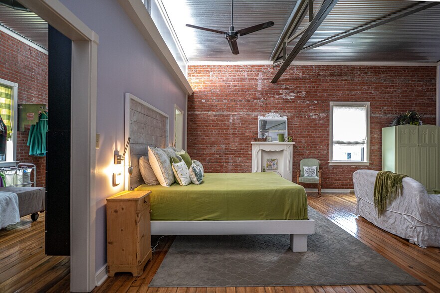 More Photos Of 1611 Washington St, Alexandria Showroom For Sale