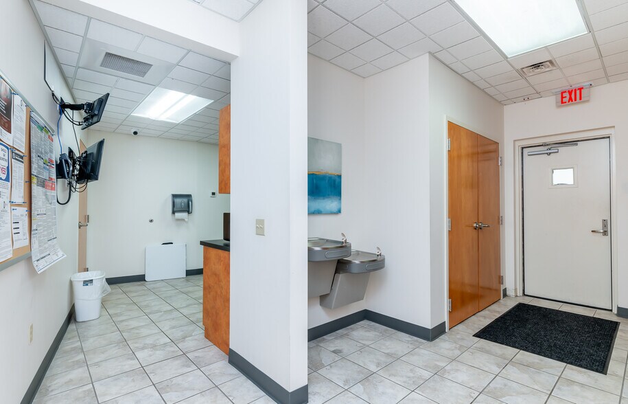 More Photos Of 157 Eastbrooke Ct, Mt Washington Bank For Sale