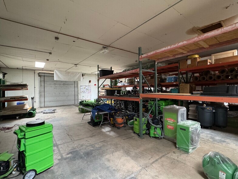 More Photos Of 215 W Ash St, Fallbrook Light Distribution For Lease