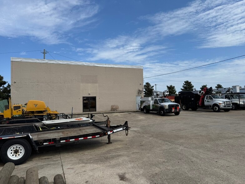 More Photos Of 96 W 27th St, Kenner Industrial For Sale