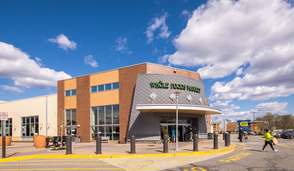 More Photos Of 1 Bergen Town Ctr, Paramus General Retail For Lease