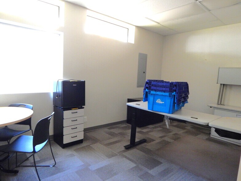 More Photos Of 2020-2040 NW Newcastle St, Roseburg Office For Lease