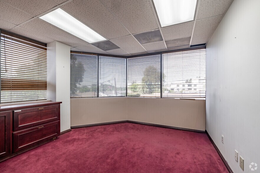 More Photos Of 15650 Devonshire St, Granada Hills Office For Lease