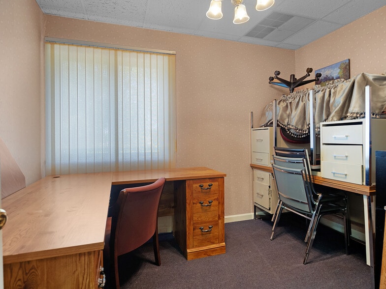 More Photos Of 644 E Main St, Palmyra Office For Sale