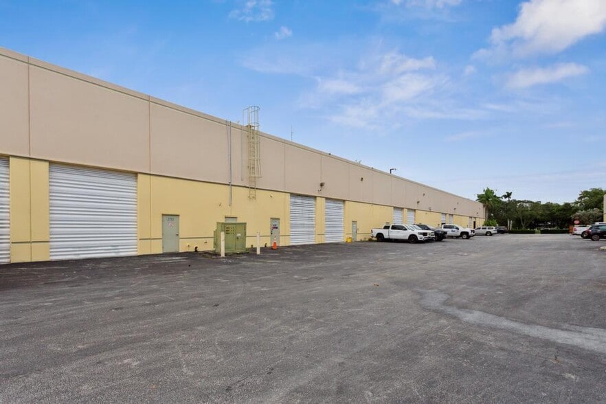 More Photos Of 3764-3790 SW 30th Ave, Fort Lauderdale Warehouse For Sale