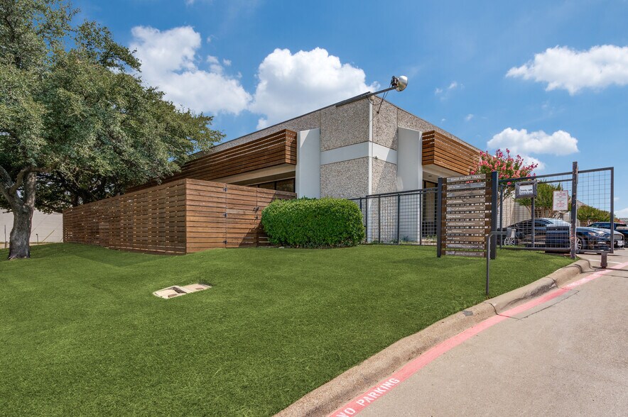 Primary Photo Of 10606 Shady Trl, Dallas Showroom For Sale