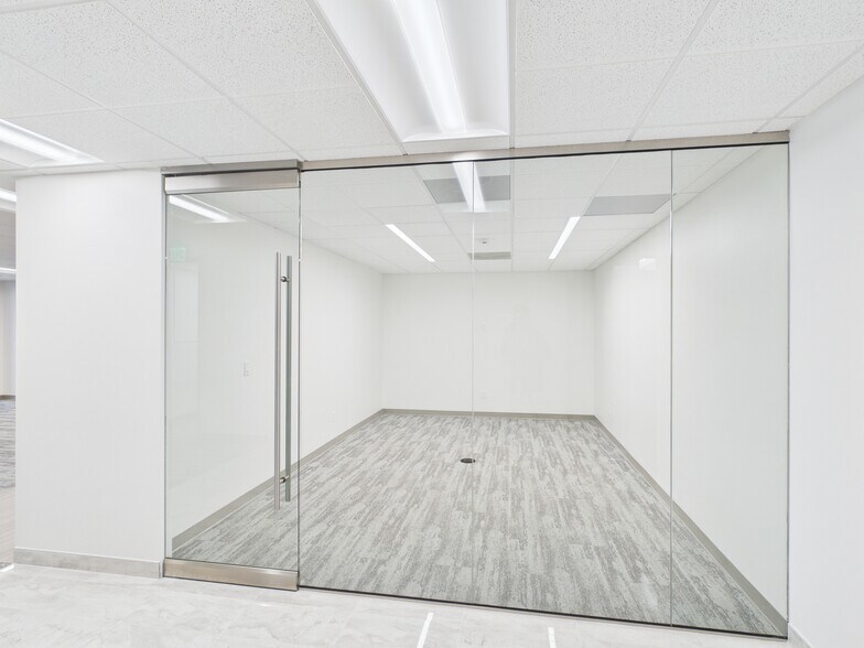 More Photos Of 1250 W Mockingbird Ln, Dallas Office For Lease