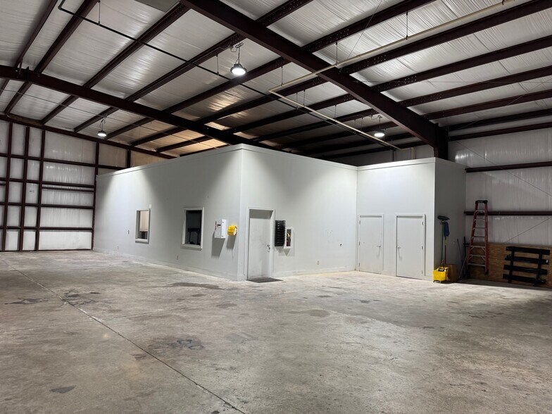 More Photos Of 628 Industrial Park Rd, Roberta Industrial For Lease