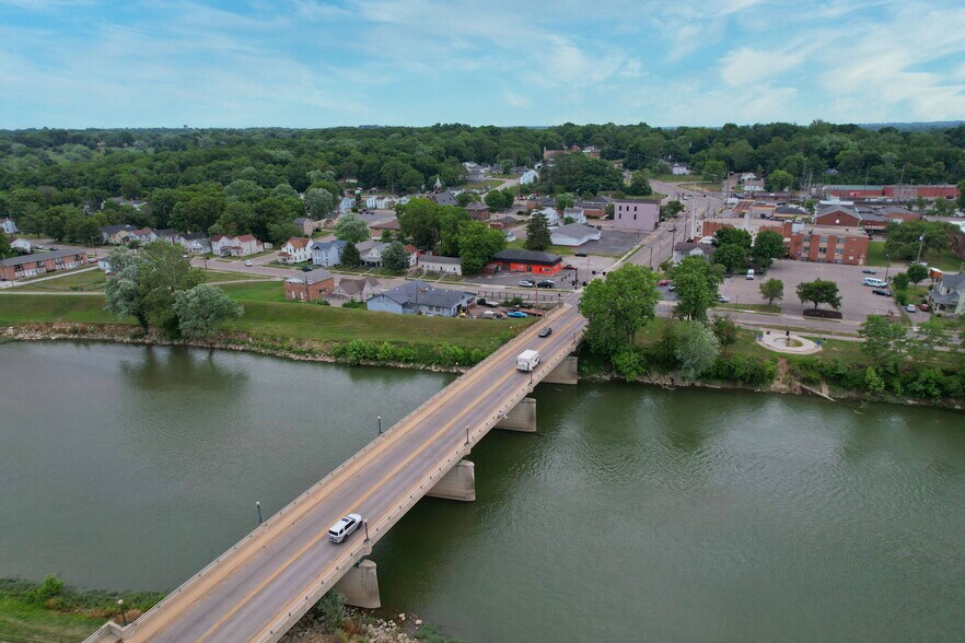 More Photos Of 140 S River St, Franklin Storefront For Sale