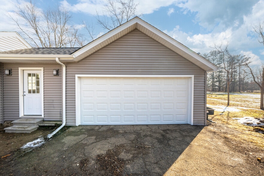More Photos Of 15087 N Holly Rd, Holly Office For Sale