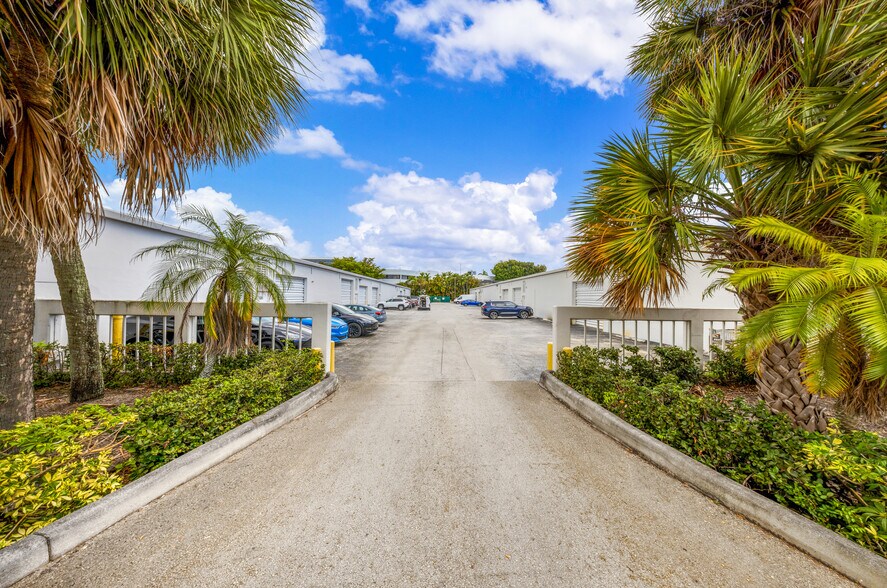 More Photos Of 8125-8165 NW 33rd St, Doral Light Manufacturing For Sale