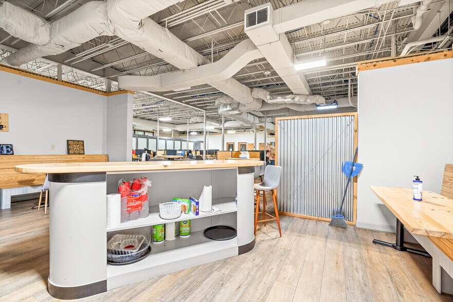 More Photos Of 508 S Lexington Ave, Burlington Office For Sale