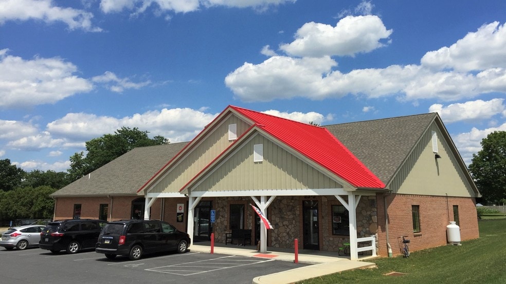 Primary Photo Of 23 Center St, Intercourse Freestanding For Lease