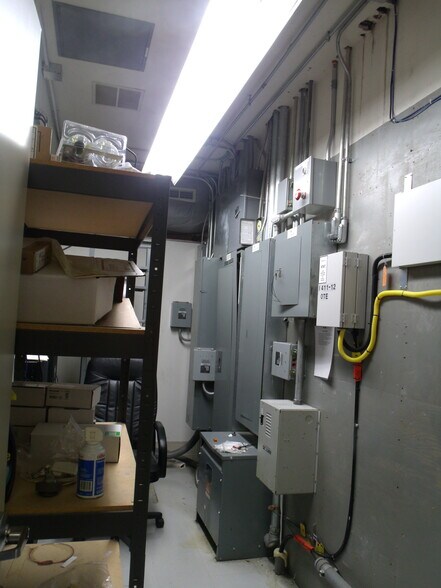 More Photos Of 411 Holmes St, Frankfort Light Distribution For Sale