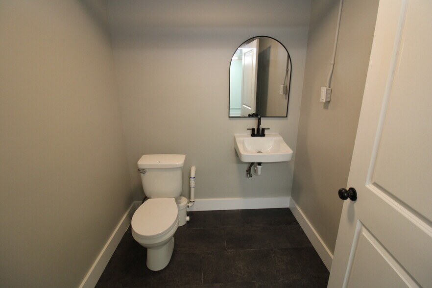 More Photos Of 113 W Fisher St, Salisbury Storefront Retail Office For Lease